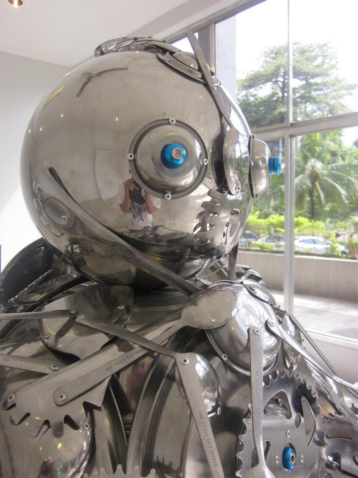 Lirio Salvador sculpture made of bicycle gears and steel